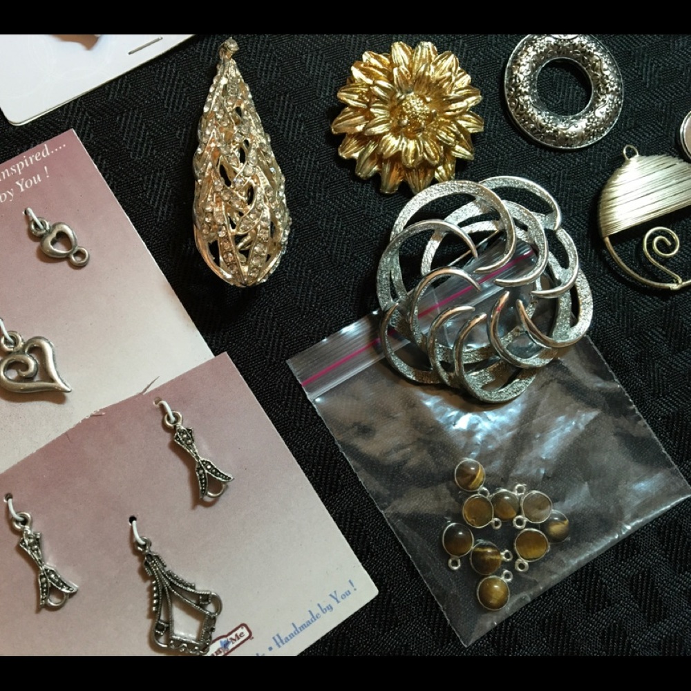 Lot of (18) metal pendants ,  (2) brooches. - Picture 2 of 8
